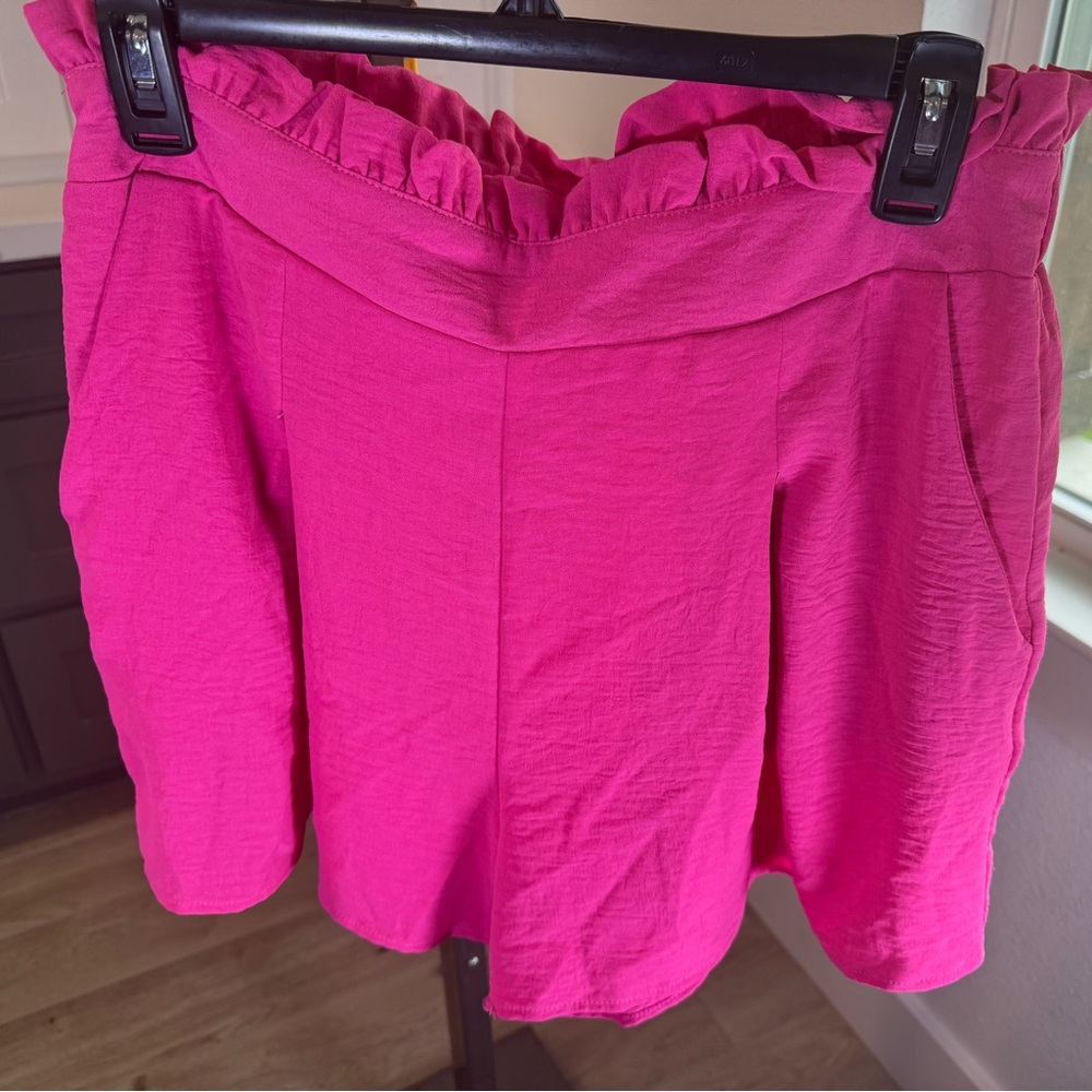 Boutique GeeGee Brand Hot Pink, Pleated Front, Pull-on Shorts - Size Large  NWT